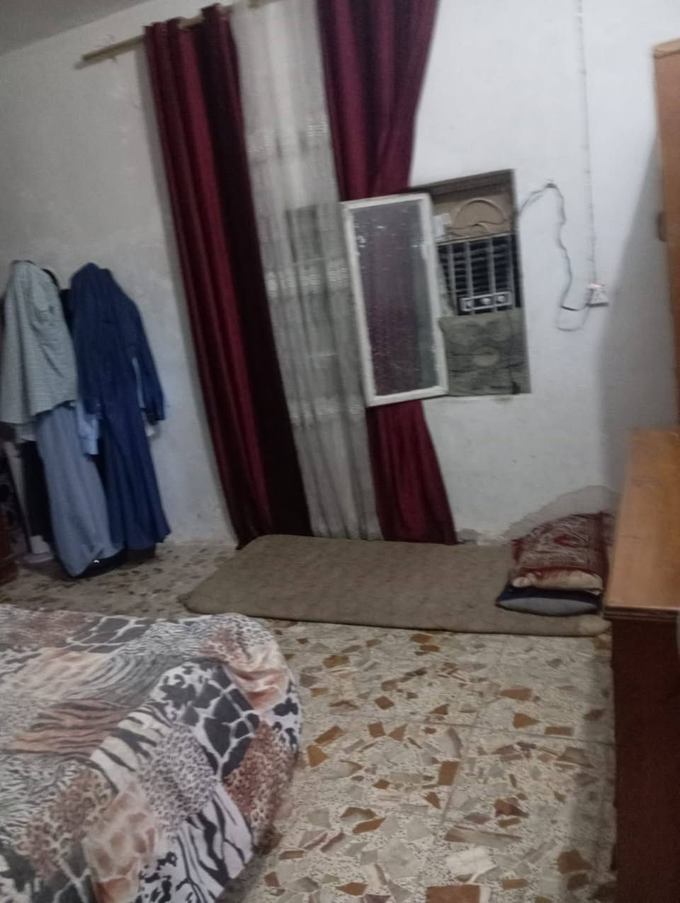 السلام عليكم ورحمه الله وبركاته 
بيت للبيع مساحه 500متر بناء 200متر ولباقي قطعة بصف البيت مزروعة نخيل بيت نضيف جدا محتويات البيت غرفتين وهول ومطبخ وستقبال ومجمع صحيات موقع البيت البكرلي الثانيه يم مخبز ليمونه سعر 85وبيه مجال الاستفسار اكثر ***********
