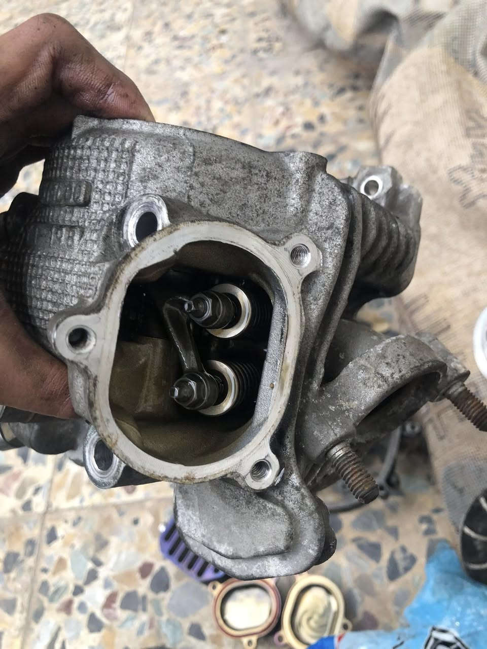 سلام عليكم تزويد للبيع
كرنك ٣٠٠ مكفول
قباقة كور اصليات 
بوشه ٥٨:٥ (سيراميك) ماركة K وبستمها TTMARC
شيال كرزي راجع 4 اصابع
تعلاوة ١ ملم 
كور سكنس نضيف حيل
سلف ماكس يشغل ٦٣ 
قطره دهن مختلف 
توصيل موجود تواصل واتساب ***********
