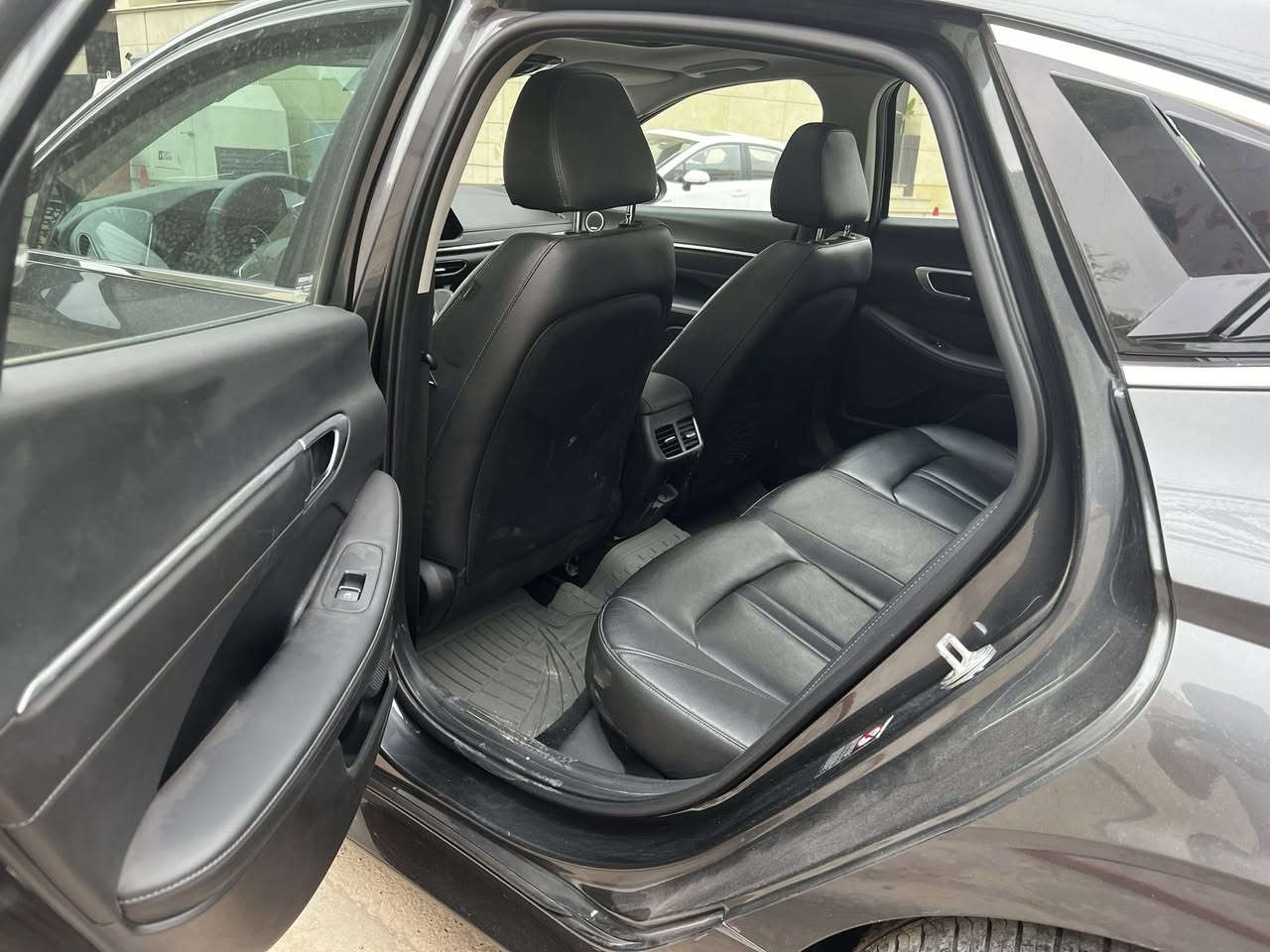 السلام عليكم سوناتا 2023 فول مواصفات للاخير لمتد مكينة 1600 تيربو مكينة وكير ضمان شرط حادثها موجود داخل الصور بدون ايرباك ***********
