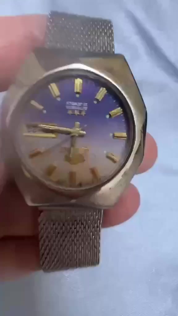 للبيع ساعة Orient Automatic (ثلاث نجوم) كلاسيكية أصلية من الزمن الجميل.
الموديل: Orient Automatic (3 نجوم - 21 جوهرة).
 المميزات: مينا بنفسجي (حبر) مميز جداً يتغير مع الإضاءة، مع نافذة لعرض اليوم والتاريخ.
 السوار: سير حصيري (Mesh Strap) مريح وأنيق.
 الصناعة: ياباني أصلي 100% (تعمل بحركة المعصم).


**إذا كنت صاحب هذا الإعلان وتريد حذفه لأي سبب، رجاءا أرسل رسالة إلى الدعم الفني**