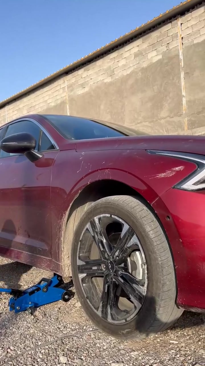 جك سيارة هيدروليكي عربانة 2 طن ميكيتا برو

الاستخدامات

رفع السيارات الصغيرة والمتوسطة أثناء تبديل الإطارات.

استخدامه في الورش الميكانيكية وأعمال الصيانة المنزلية.

مناسب للسيارات السيدان، الهاتشباك، وبعض المركبات الخفيفة.

مثالي لحالات الطوارئ على الطريق.

المميزات

نظام هيدروليكي قوي بقدرة تحميل 2 طن (2000 كغم).

ارتفاع أدنى: 140 ملم.

ارتفاع أقصى: 305 ملم.

هيكل معدني ثقيل مقاوم للضغط والصدمات.

قاعدة بعجلات أمامية وخلفية لسهولة الحركة تحت السيارة.

ذراع طويل لسهولة الرفع بجهد أقل.

صمام أمان للتحكم بالنزول التدريجي.

رأس تحميل دائري ثابت لتوزيع الوزن بثبات.

تصميم احترافي مناسب للاستخدام المتكرر.

محتويات الصندوق

جك سيارة هيدروليكي 2 طن.

ذراع التشغيل (قطعتين).

دليل استخدام.

الملاحظات

يستخدم على سطح مستوٍ وصلب فقط.

لا يُستخدم كبديل عن حوامل التثبيت (Jack Stands).

يجب عدم تجاوز الحمولة القصوى 2 طن.

يفضل التأكد من مستوى زيت الهيدروليك بشكل دوري.

قياس الكارتون:
- الطول: 44 سم
- العرض: 21 سم
- الارتفاع: 15 سم
سعره الجك معه التوصيل الى باب البيت 40فقط 
عرض نزل جديد سعره السابق 65
التوصيل الى محافظة العراق


**إذا كنت صاحب هذا الإعلان وتريد حذفه لأي سبب، رجاءا أرسل رسالة إلى الدعم الفني**