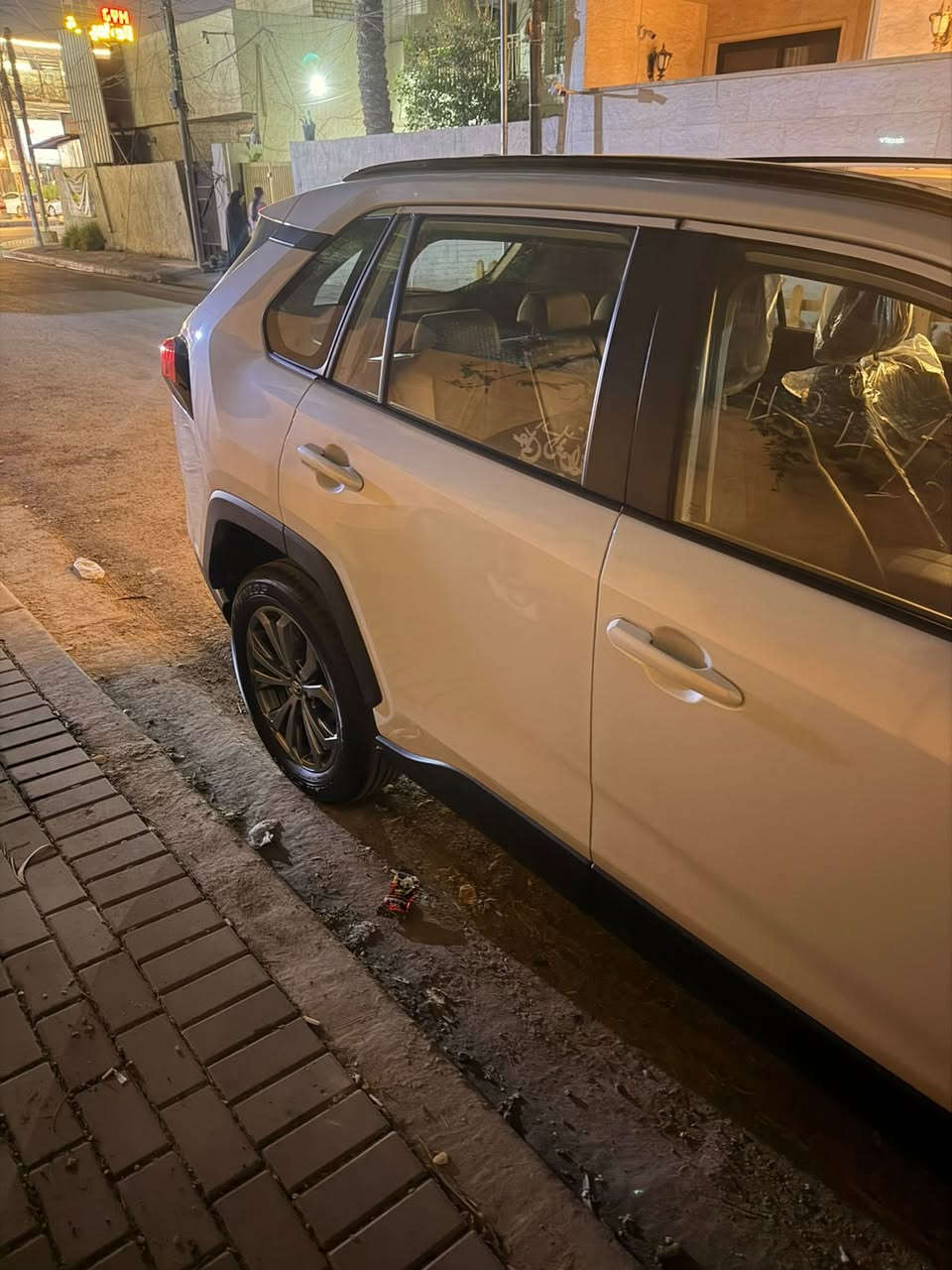 للبيع راف 4 موديل 24 هايبرد فول مواصفات ماشية 7 الاف فقط مكان السيارة بغداد رقم ***********
