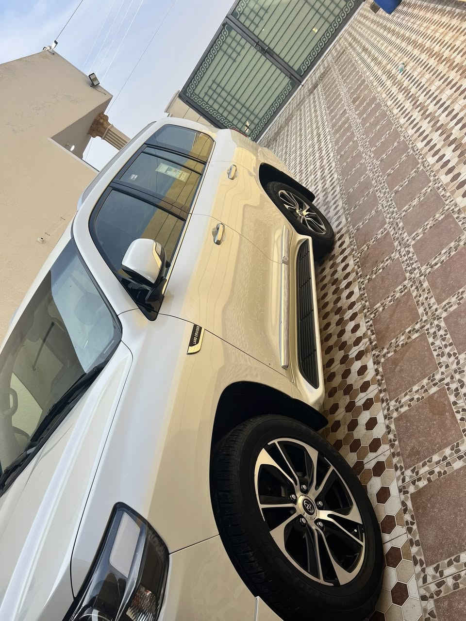 السلام عليكم ‏لاندكروز للبيع موديل 2021 سياره كفاله عامه رقم سياره بغداد جديد العنوان البصرة الدير قرب حقل مجنون رقم الهاتف ***********
