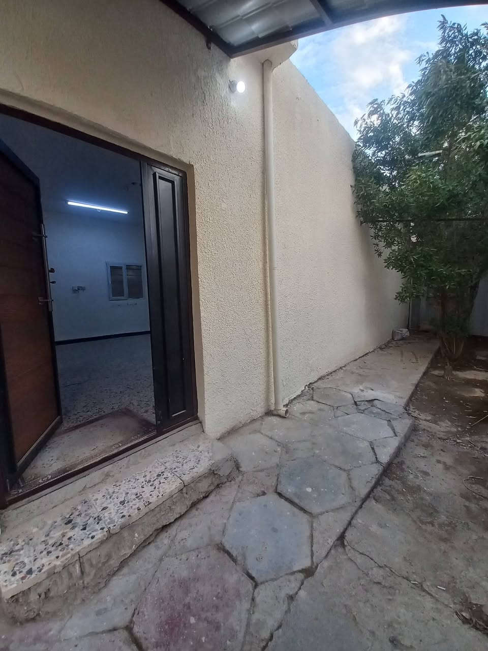 السلام عليكم للبيع بيت
مساحه ١٢٠ واجهة ١٢ مسلح 

مكانه بغداد الكريعات بضهر شارع المعارض ماليه

البيت نضيف وفارغ 

خدمات كامله 

جاهز للسكن 
السعر 40 

الاستفسار 

***********
