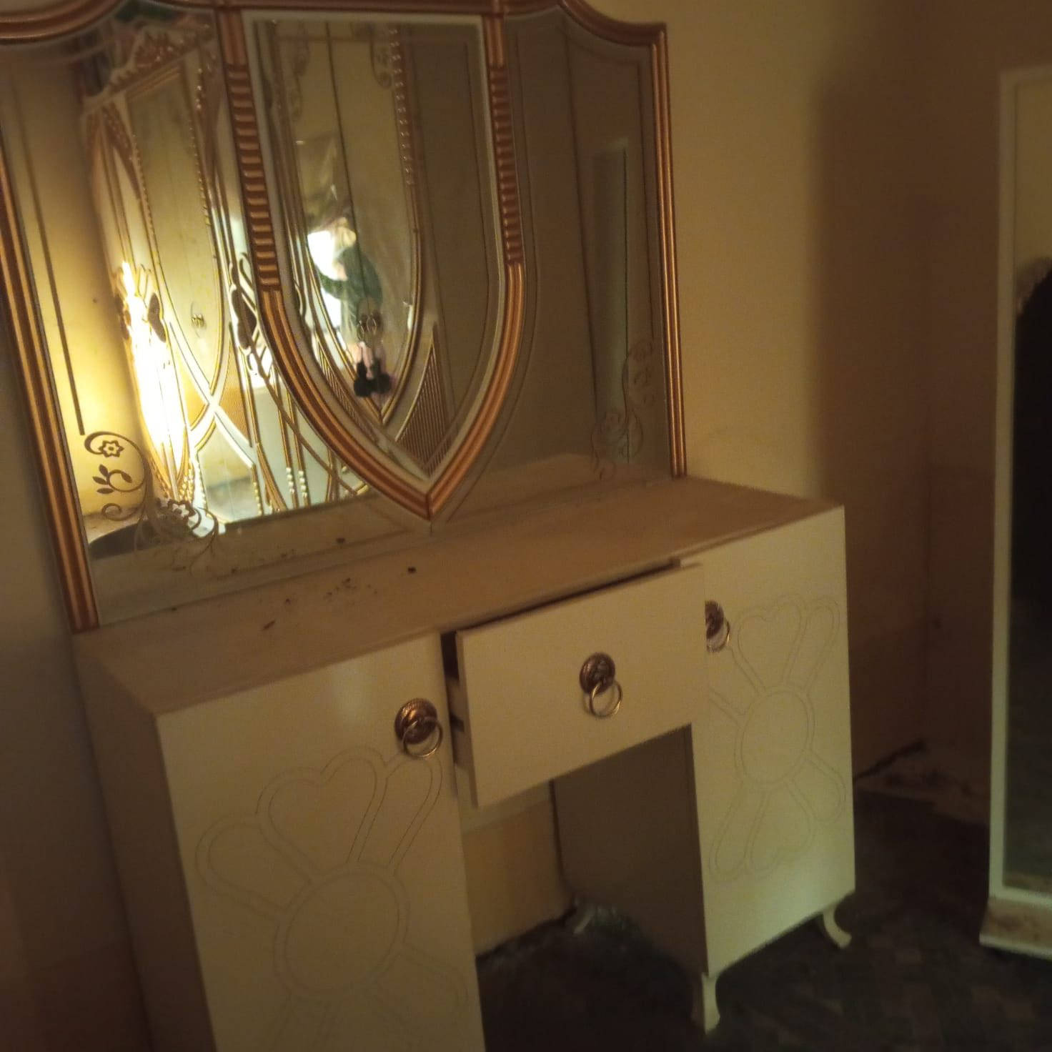 سلام عليكم غرفه تركيه غرفه جديده مستعمله قليل ومتروكه مكانه الرميثه  ***********
