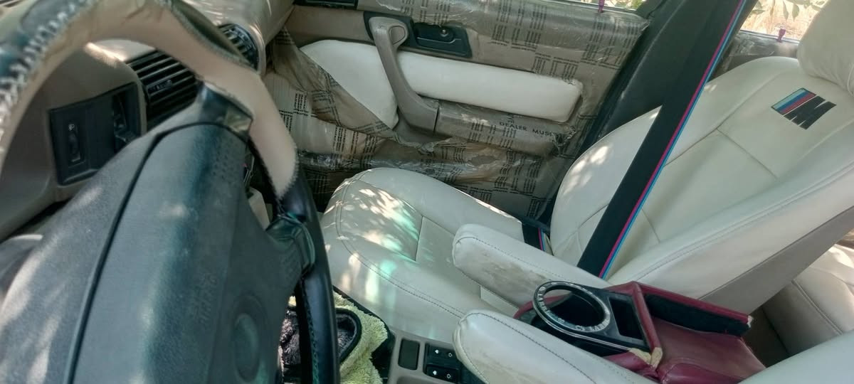 سلام عليكم بي ام للبيع 525 بسمي كفاله عامه جديده معنه الكلمه مكينه وكير جدد سياره جاهزه بس تصال فقط ***********
