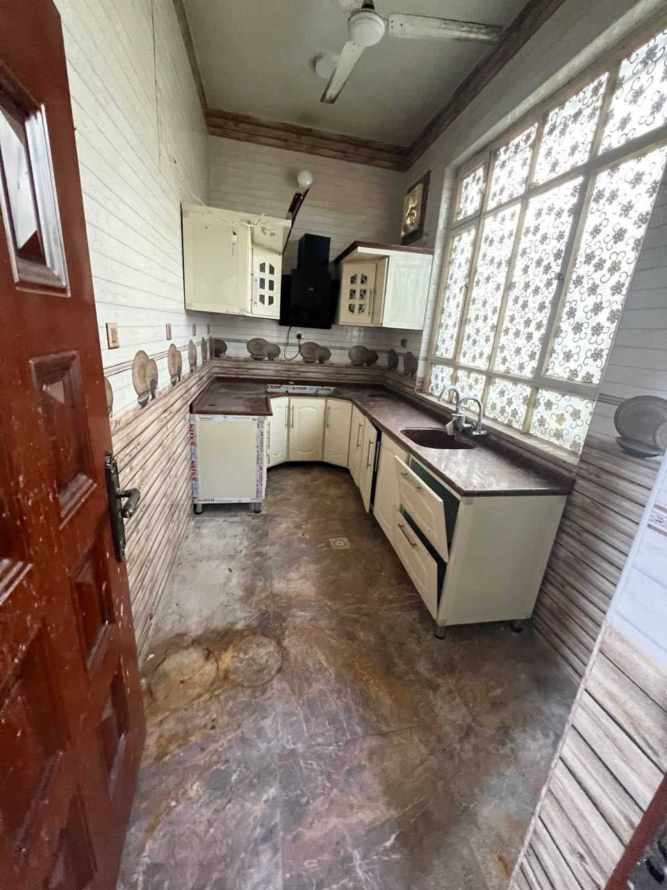 مشتمل بالطويسه طابقين غرفه وصاله ومطبخ وصحيات ب500 الف
***********
