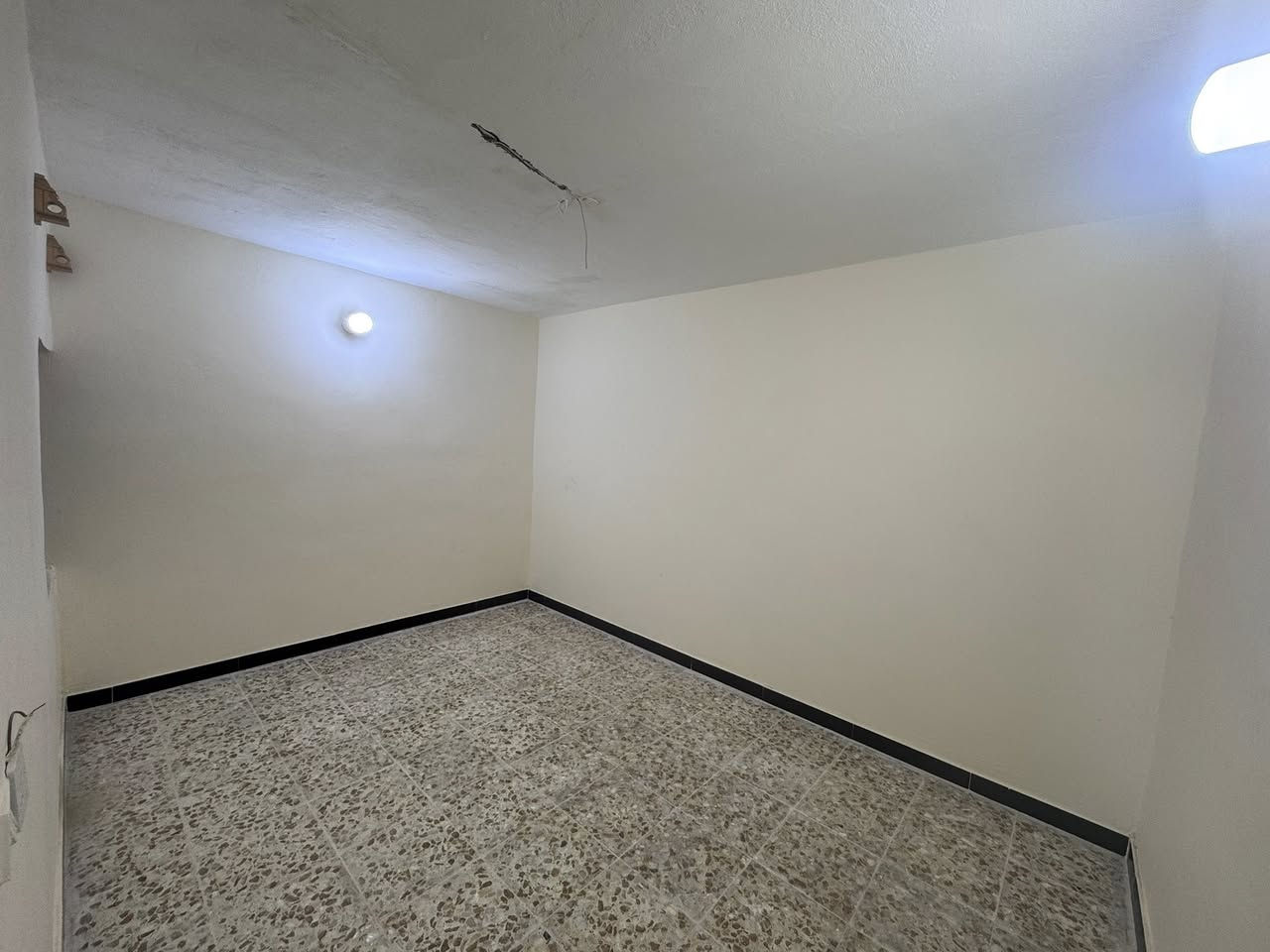 دار للايجار مساحة 130 متر طابق واحد يحتوي على استقبال + هول+غرفة نوم +مطبخ وصاله وصحيات وبيتونة ترميم جديد 
العنوان الامين الارامل خلف دكتورة فريدة  السعر 550 الف
مكلف بالنشر ***********
