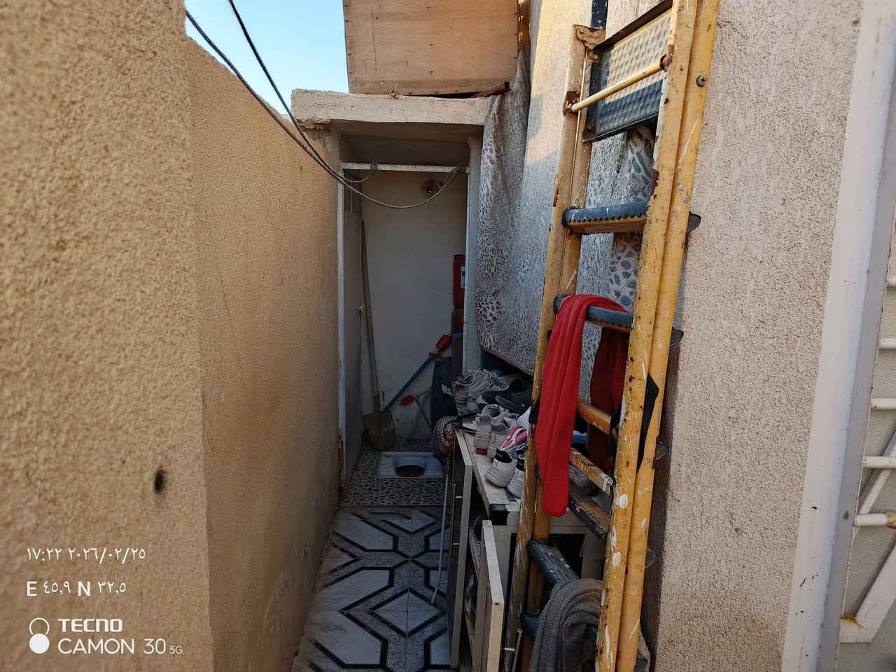 بسم الله الرحمن الرحيم
‏
‏دار سكن فرعي  للبيع المساحة ( 140 متر ) 
‏منطقة حي الجوادين ( شارع النفط ) خلف حسينة بيت جليب محسوب ع شارع بيت درجال قريب عن الشارع العام 
‏مكون من غرفيتن نوم 
‏الاولى 5 × 4
‏والثانية 380 × 4
‏مطبخ 
‏استقبال كلة سيراميك 
‏هول ع طول البيت 
‏حمامات داخلية وخارجية 
‏درج باية ومراية 
‏يحتوي ع مخزن عمل ( جينكو ) فوق السطح
‏السطح ( ايزو كام ) درجة اولى 
‏كامل خدمات انترنيت ضوئي  ( ماء + مجاري ) بالباب .. 
‏باقي بس الصب .. شارعة الرئيسي حاليا مقشوط وراح ينصب 
‏البيت بحالة ممتازة كامل ما ناقصة اي شي جيب غراضك واسكن 
‏السعر و الاستفسار الاتصال ع الرقم ***********
