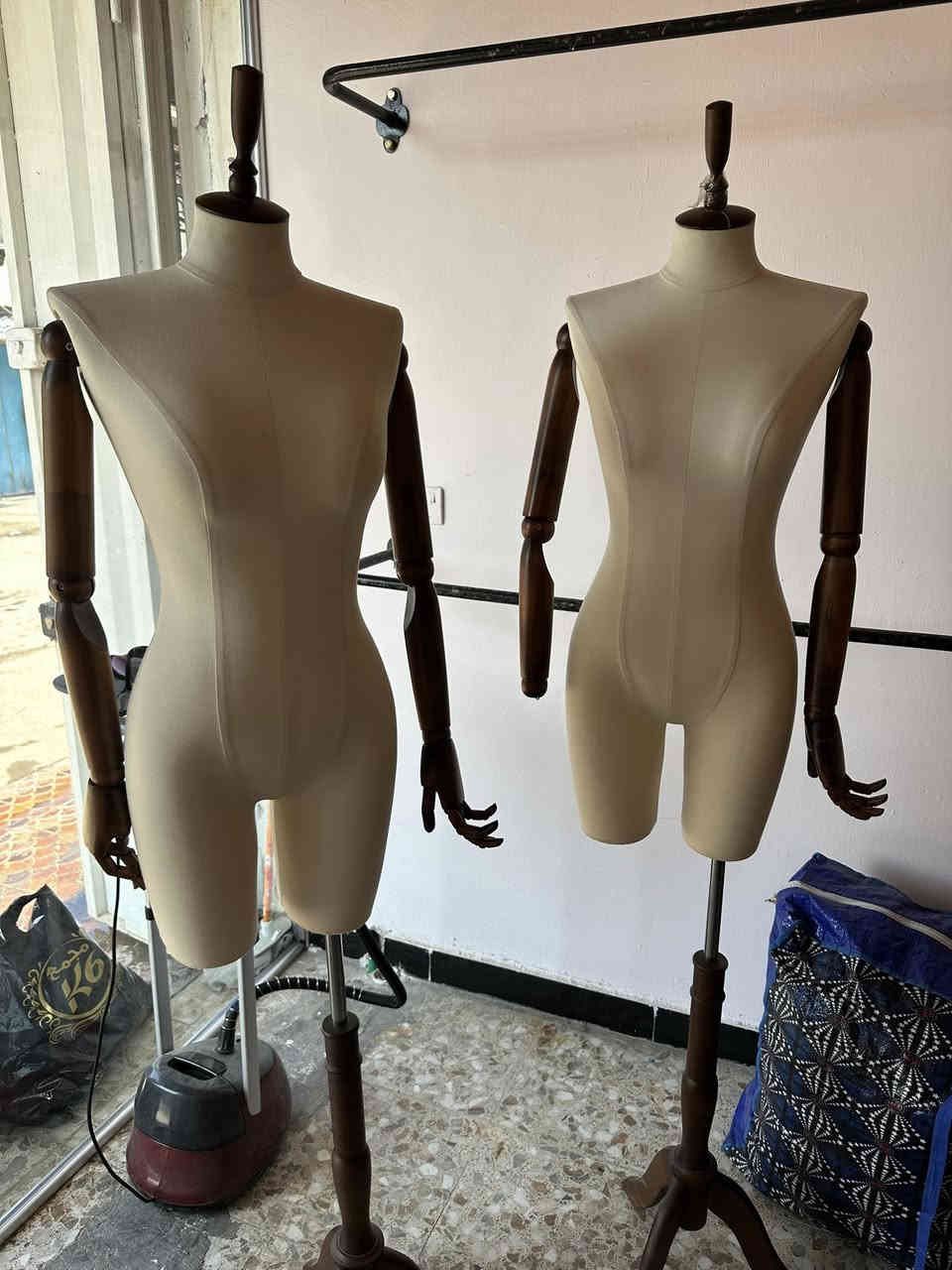 سلام عليكم
غراض محل كامله جديده مستعمله قليل ونظيفه للبيع 
مليكانه عدد 2 جديدات (القويات مو العاديه ) 
منزع + رفوف + طابوريه وبنفس الوقت بيها خزن + ميز مكتبي (خشب كبس قوي ) مو mdf 
بضاعه تركيه + شي ان 
+ 2 كراسي 
+ 6 ستاند حديد معوج 
+ ستاند مليكانه حديد 
+ تعلاكات قميص خشب 3 الوان 
ولون واحد اسود بلاستك تعلاكه قميص + بنطرون (بلاستك قوي ) 
ملاحظه 
..
..
البيع فقط غراض محل كامله مابيع حاجه حاجه 
وبسعر جداً مناسب هاي الغراض كلها 
قيم واخذ بلي يرضيك والي يرضي الله
الاستفسار والاتصال 
واتساب او رصيد 
***********
