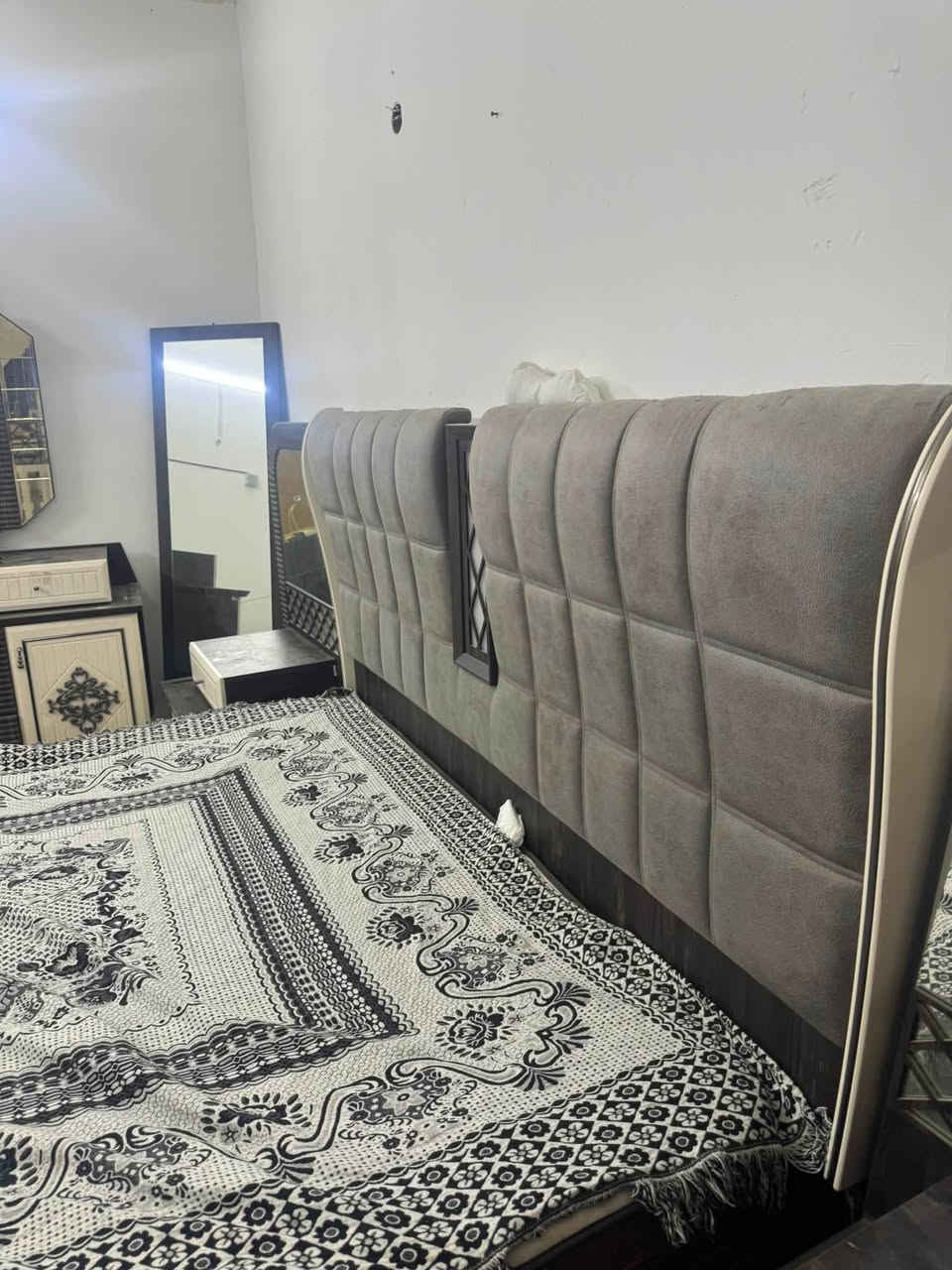غرفة نوم للبيع الضرر مالتها الميزتواليت مابي رجل امامية مكسوره الجربايه الخبشة مكسورة الي تنحط على الحديد فوك المخزن 
الكنتور الفقلة مكسورخ حاطين الحديد الزاوية موضح بصور 
اما الباقي مابيها شي نظيفة كلش
للاتصال *********** 
بس على الواتساب 
السعر بلخاص وقابل للتفاوض🤍
