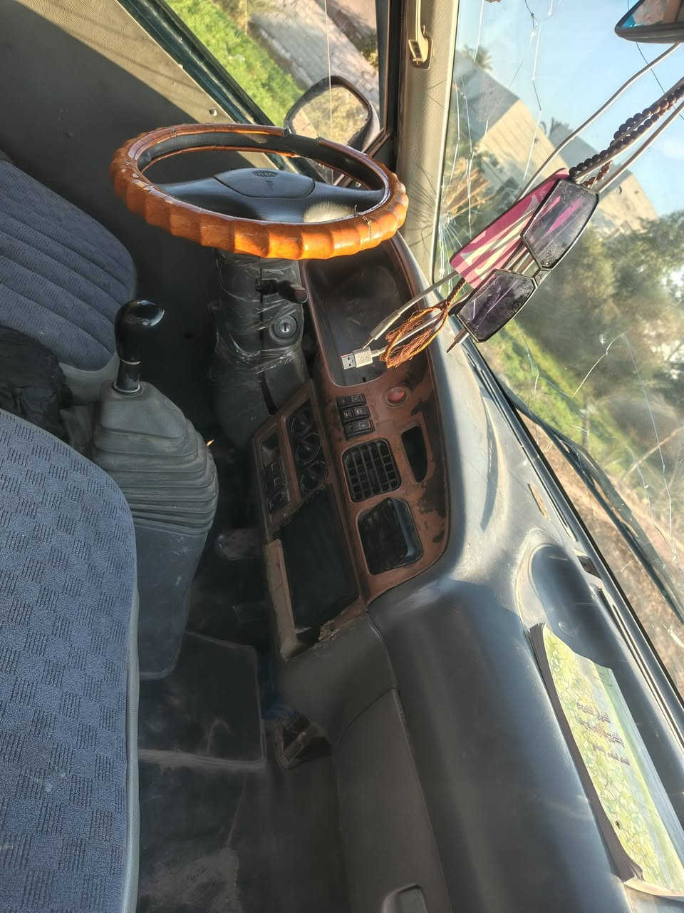 سلام عليكم كيا بريجو موديل 1997 رقم واسط انكليزي ابسمي السياره سنويه لل 28  مكينه حاويه تايرات نص عمر سعره 47 وبيه مجال رقم الاتصال ***********
