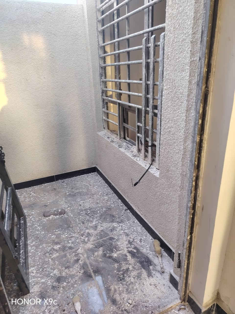 سلام عليكم يوجد بيت مساحه 100متر مربع +قاطين***********
