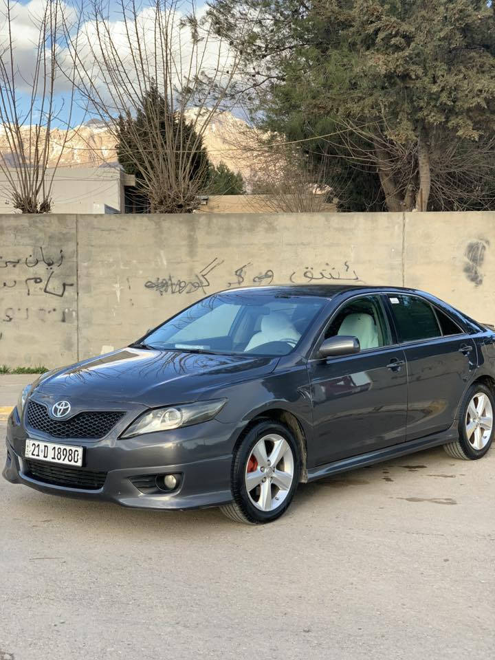 تۆیۆتا کامری ٢٠١١ بیلاد سپۆرت se
سەنەوی تا ٢٠٢٩ تازەیە
ڕەنگی نەوتی
سوکان پەپولە 
سوکان ڤۆلیۆم
ئاوێنە کارەبا
کوشن کارەبا
شاشە ئایپاد
‏ABS
لایت عەدەسە و لید و ناو ڕەش
لایت ئۆتۆ
گێچ زینۆن
تازە ڕۆن و ھایدرۆلیکی گێرم بۆ گۆڕیوە 
گێڕ و مەکینە بە شەرت نەکراوەتەوە
سەوتی دیجیتاڵی ھەیە بە ساردی 
200 ھەزار ھەقیقی ڕۆیشتووە 
بەس بۆنیتی بۆیاخە
١١٧ وەرەقە و مەجال

ژ.م:***********
