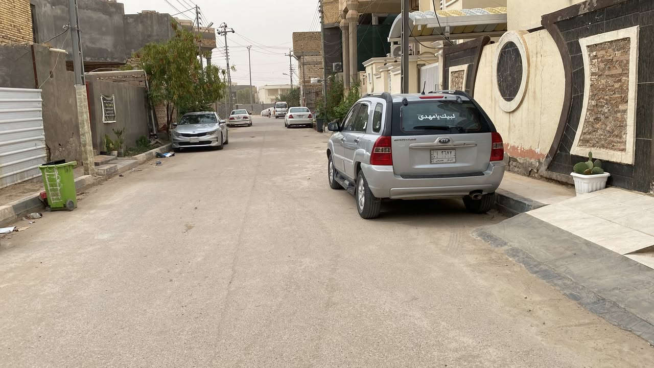 السلام عليكم
بيت للبيع طابقين  مساحة ٢٠٠ متر 
ركن على شارعين
شارع ١٠ امتار وشارع رئيسي ١٠ امتار 
الطابق الاول غرفتين وصالة واسعة واستقبال وحمام ( داخلي وخارجي ) 
ومطبخ ( حار + بارد) 
ومناور عدد ٢
وطارمة واسعة 
الطابق الثاني 
غرفتين نوم + مشتمل كامل  ( حمام وصالة وغرفة نوم ومخزن يصلح مطبخ ) 
غير مستخدمة 
عنوان البيت : حي الأمير 

للأستفسار 
***********
***********
