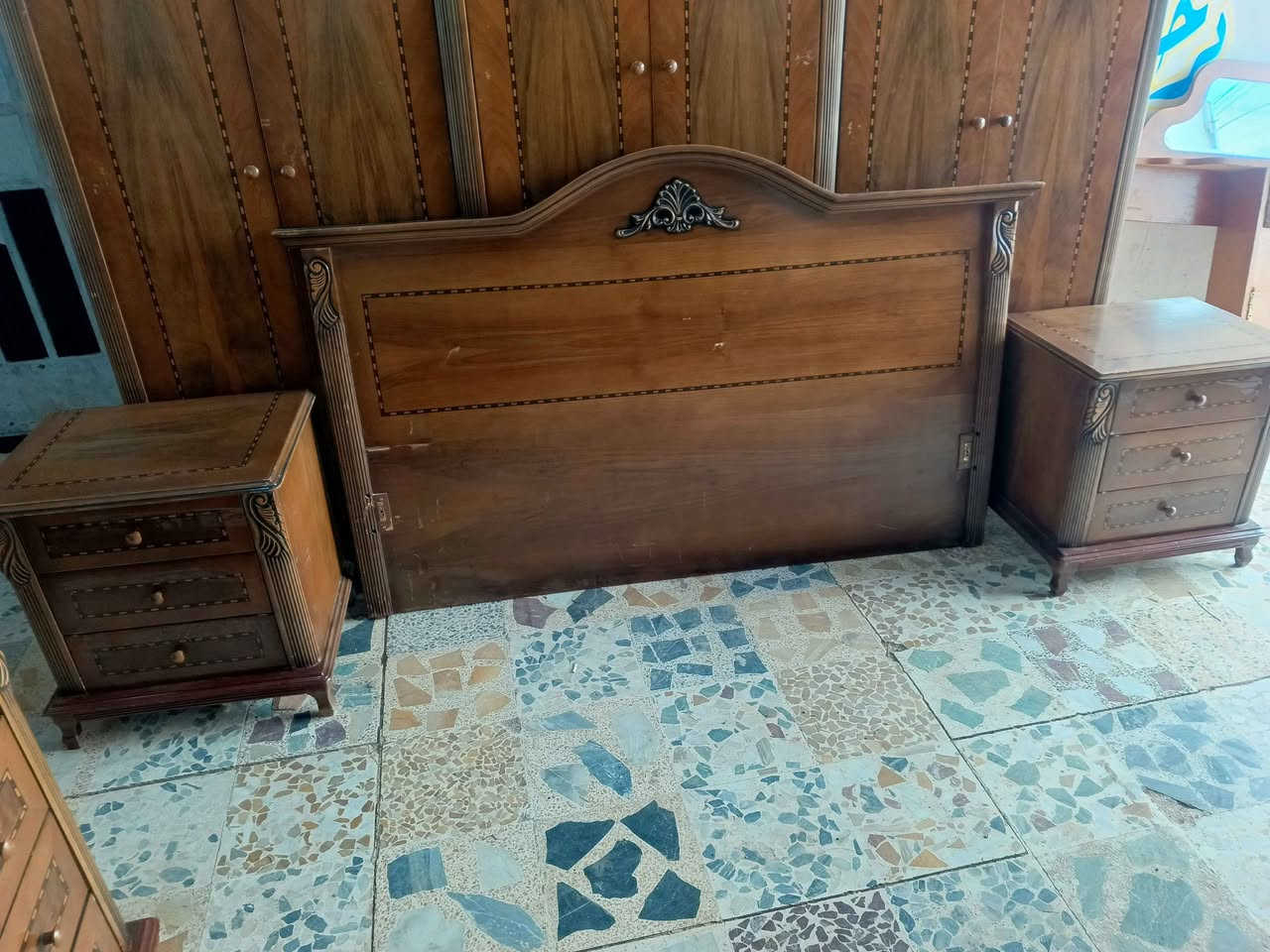 غرفه ماليزي درجه اولى ٦قطع زان وأرجل كعب الغزال نظيفه حيل مالها ضرر خشب معاكس السعر٣٥٠ العنوان حي تسعين نهاية حي صدام *********** موصل, نينوى
