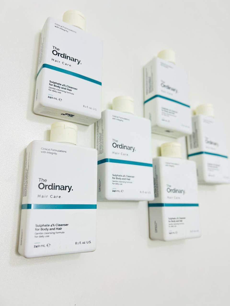 منظف السلفات 4% للجسم والشعر (Sulphate 4% Cleanser for Body and Hair) من علامة The Ordinary. 
يُعد هذا المنتج تركيبة "2 في 1" مصممة لتنظيف الشعر والبشرة بفعالية ولطف، حيث يتميز بتركيز منخفض من مادة SLES-2 (كبريتات لوريث الصوديوم) لتقليل احتمالية التهيج. 
أبرز مميزات المنتج:
تنظيف لطيف: يزيل الزيوت والأوساخ بفعالية دون التسبب في جفاف الجلد أو الشعر.
آمن للشعر المصبوغ: تركيبته المعتدلة تحافظ على لون الشعر المصبوغ ولا تؤدي لتلاشيه.
خالٍ من العطور: صُمم ليكون مناسباً للاستخدام اليومي لجميع أنواع البشرة والشعر.
متعدد الاستخدامات: يعمل كشامبو للشعر وغسول للجسم في آن واحد. 
طريقة الاستخدام:
يوضع المنتج على الشعر والجسم المبلل.
يُدلك للحصول على رغوة، مع مراعاة أن رغوته خفيفة مقارنة بالمنظفات التقليدية.
يُشطف جيداً بالماء.
يُنصح بإجراء اختبار بقعة (Patch Test) قبل البدء في استخدامه بشكل كامل.

للحجز والاستفسار خاص 
يتوفر توصيل لجميع محافظات العراق 
@إشارة


**إذا كنت صاحب هذا الإعلان وتريد حذفه لأي سبب، رجاءا أرسل رسالة إلى الدعم الفني**