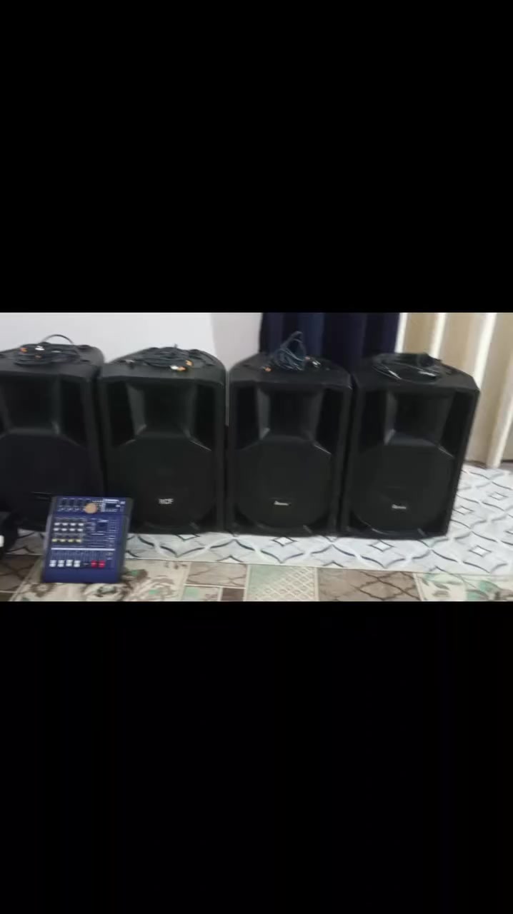 السلام عليكم سماعات للبيع نوع ار سي اف اسوار مستخدمات 5تيام فقط  لسعر خاص او تصال *********** شراي شلع عيوني مكان ناصريه قضاء النصر
