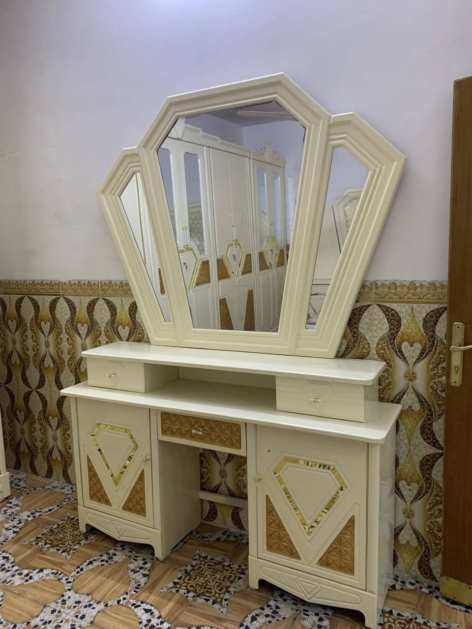 #معرض الورود💐
من اعمال الطبقه الاقتصاديه🫶
موديل الماسه🍂🧭
موديل من ضم التصاميم التركيه بعمل ايادي عراقيه 🇮🇶عالية الجوده شغل الوجه ١٢ملم🤏 الداخل صاج طبيعي الضهر جرجوبه براغي لسهولة الفتح والشد 

السعر :مليونين فقط!! مع الشد والنقل 🚛🚛مجاني لبابل والمحافظات المجاوره

العنوان🍂
الحله شارع ابو القاسم مجاور ابو القاسم

للأستفسار مراسلة الصفحة 📩
او الاتصال ☎️ ☎️
(*********** )

يتوفر  Viber / 
‏WhatsApp
