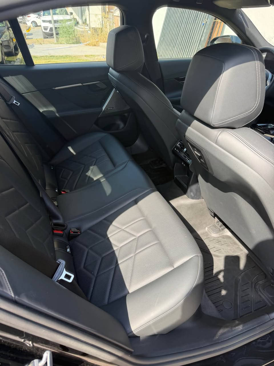 السلام عليكم … BMW 520 فول مواصفات عدا الفتحه يعني قماره حديد السياره وارد الماني كفاله عامه مغلفه PPF 
موديل 2024 رقم اربيل الدولي بيه باج تضليل عداد المسافه 35 الف ميل السعر 44000$ بيه مجال بسيط 
للاتصال *********** 
مكان السياره بغداد زيونه 
بيع فقط Webada East, Gampaha

