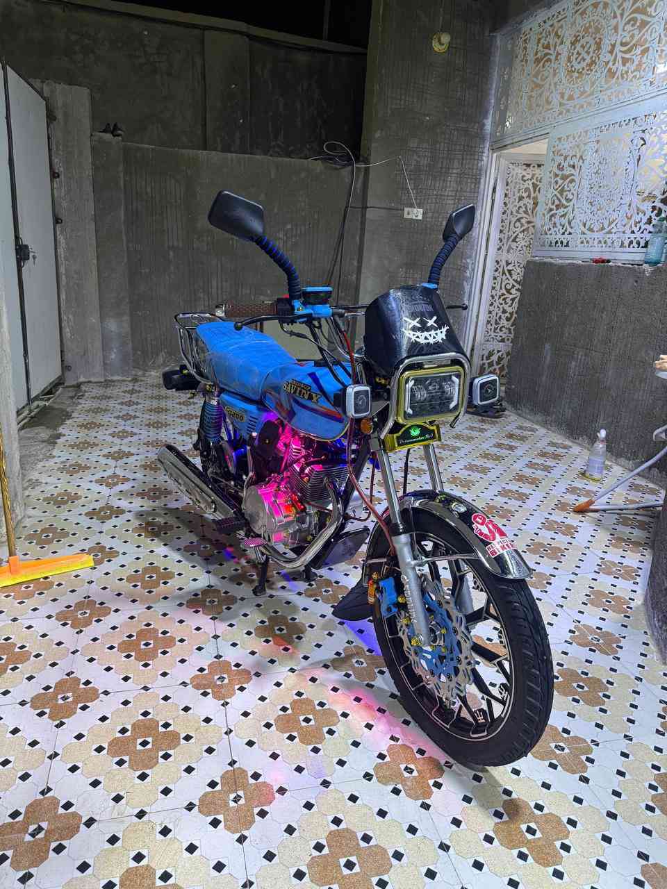 يالله بسم الله الرحمن الرحيم ً موطور إيراني موديل 2025 ‏محرك 200✈️￼بعده شركه السعر 900 وبي مجال المكان الرمادي الخمسه كيلو الشراي يتصل علا هاذا الرقم ***********
