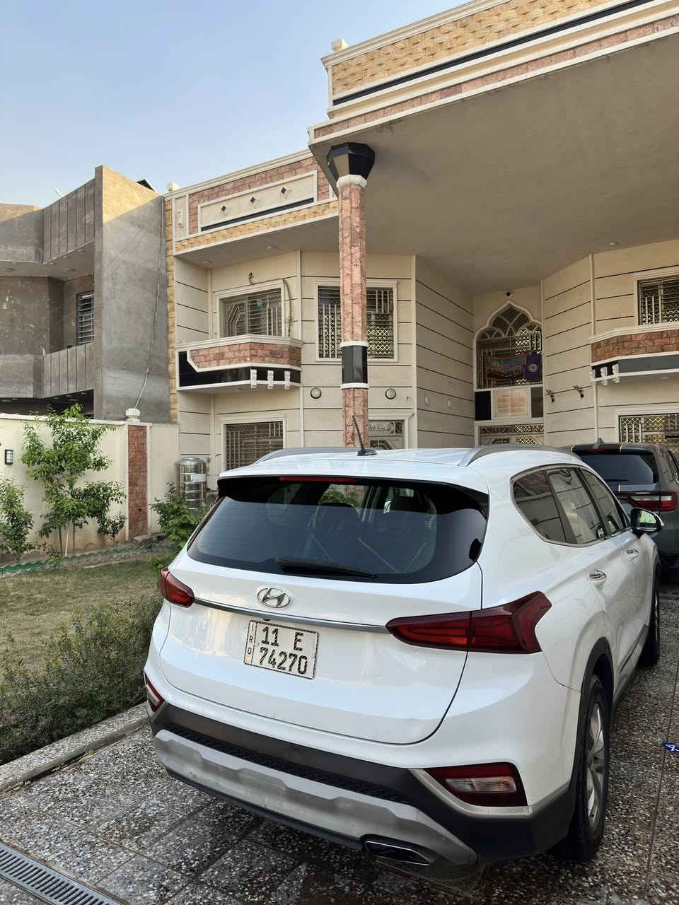 سيارة مناسبة مال جناي
سنتافي ٢٠١٩ لون ابيض
الشكل الجديد النفخ سيارة جاهزة ونظيفة ومناسبة مال بيت 
خمسة راكب محرك اقتصادي  اربعة سلندر  ٢٤٠٠ 
نقطة عمياء وتوقف ذاتي ورادار امامي خلفي 
اوتو هولد  وسايد بريك بصمة 
قطعتين تبريد .
كاميرا دوارة وحساسات خلفية وجانبية واشاير بالمري 
ارضية جلد 
غرفة نظيفة جدا 
لايتات زينون
تايرات جديدة وباتري جديد 
وادامة كاملة 
رقم جديد  بغداد وسنوية جديدة وباسمي مو اسم واحد ثاني .
صور الحادث بالخارج وي المنشور وبالتعمير صبغوه عام  .
بجم كبس ابد ماملعوب بي ومحرك خير من الله 
وتجي تكلب وتشوف بعينك 
السعر  مال بيع ١٣٢ ورقة فقط 🛑
العنوان بغداد بوب الشام وللتواصل 
***********
