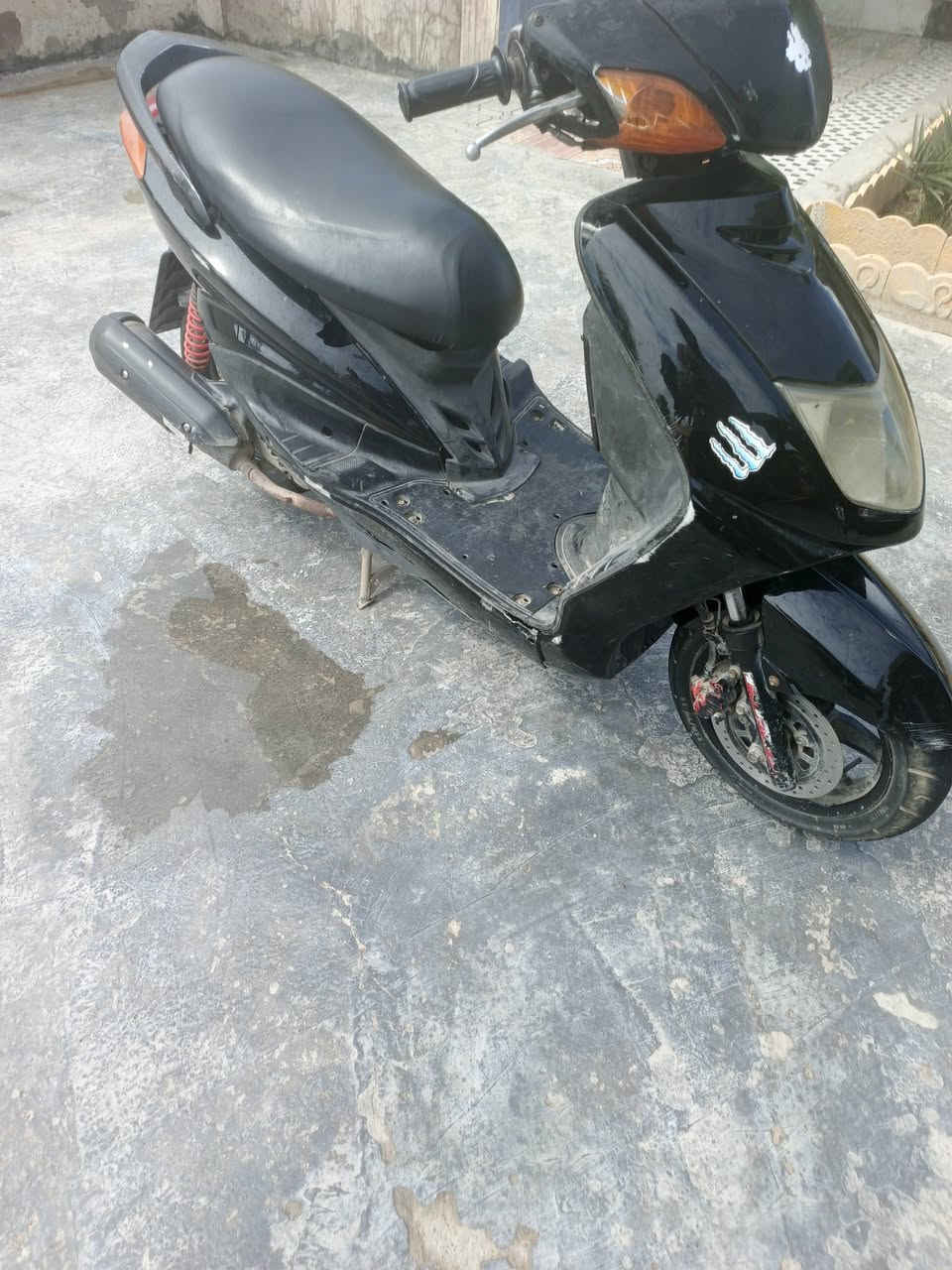 السلام عليكم
سكنس ياباني 110 
دراجه بلاديه نازله رمبه على ايدي كفاله دراجه
كلشي بيها شغال وبلادي
سلف هندر شغال لايت اشاير شغال
عنواني بغداد الشعله
السعر 450 
***********
