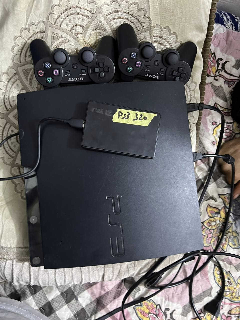 سلام عليكم بلاي 3البيع مع الملحقات  ثنين يداد +هارد داخلي وخارجي ملحقات كامله نضيف علا الفحص *********** واتساب
