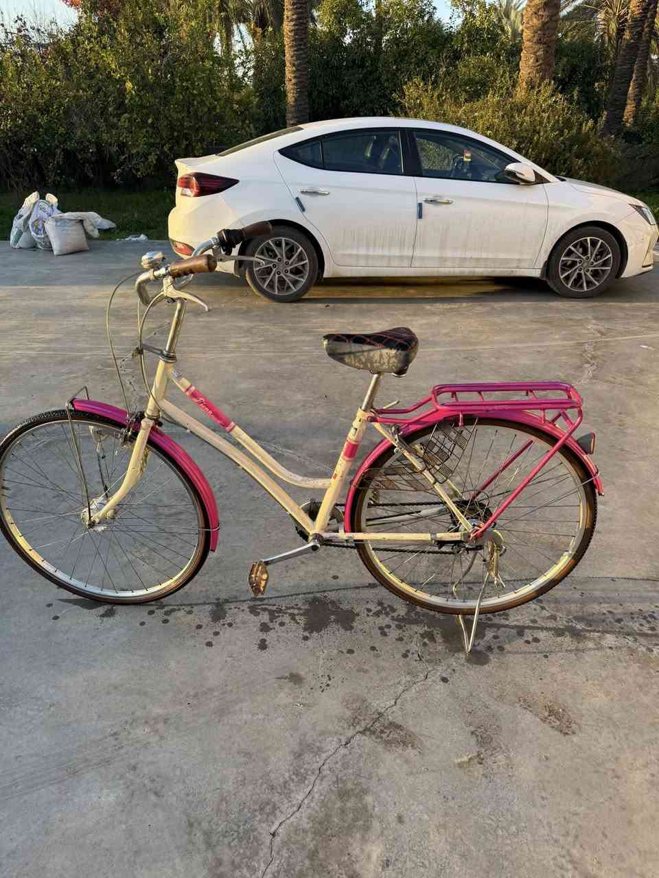 السلام عليكم بايسكل للبيع نضيف جداً تايرات اصليه ام الخط كير 7 حساس كلوب كله شغال السعر 130 وبي مجال قليل العنوان بغداد المدائن هـ***********
