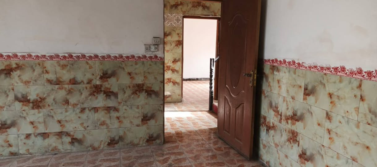 السلام عليكم طابق ثاني ايجار معزول عزل تماما عن الطابق الاول درج مي كهرباء كلها خطوط معزوله عن الارظي البيت مساحته ٢٩٠ متر كبير جدا يحتوي على اربع غرف نوم وصاله كبيره جدا خمسه في خمسه مع حمام مترين ونص في مترين ونص كبير والصطح الفوك ٢٩٠ متر خاص فقط للطابق الثاني مكانه الغزاليه محله ٦٧٣ قرب حسينيه جعفر الطيار بيت ركن وعلى شارع مو فرع مكانه حلو ايجاره ٤٥٠ تليفون *********** بي واتساب اذا ماعدكم رصيد اني بلخدمه
