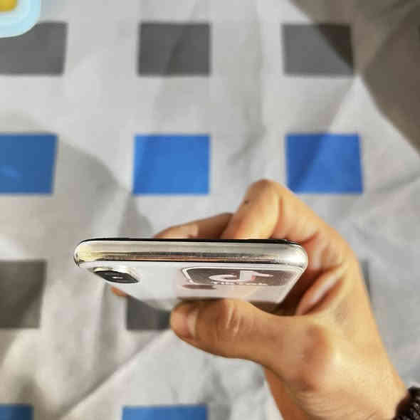 السلام عليكم ايفون اكس للبيع الجهاز بلادي شرط فقط البطاريه مرفوعه نسبة البطارية الاطليه 84  ومرفوعه لل100 الجهاز شرط سماعات ومايكات وكلشي بلاد وبالشرط 
الاتصال 
***********
