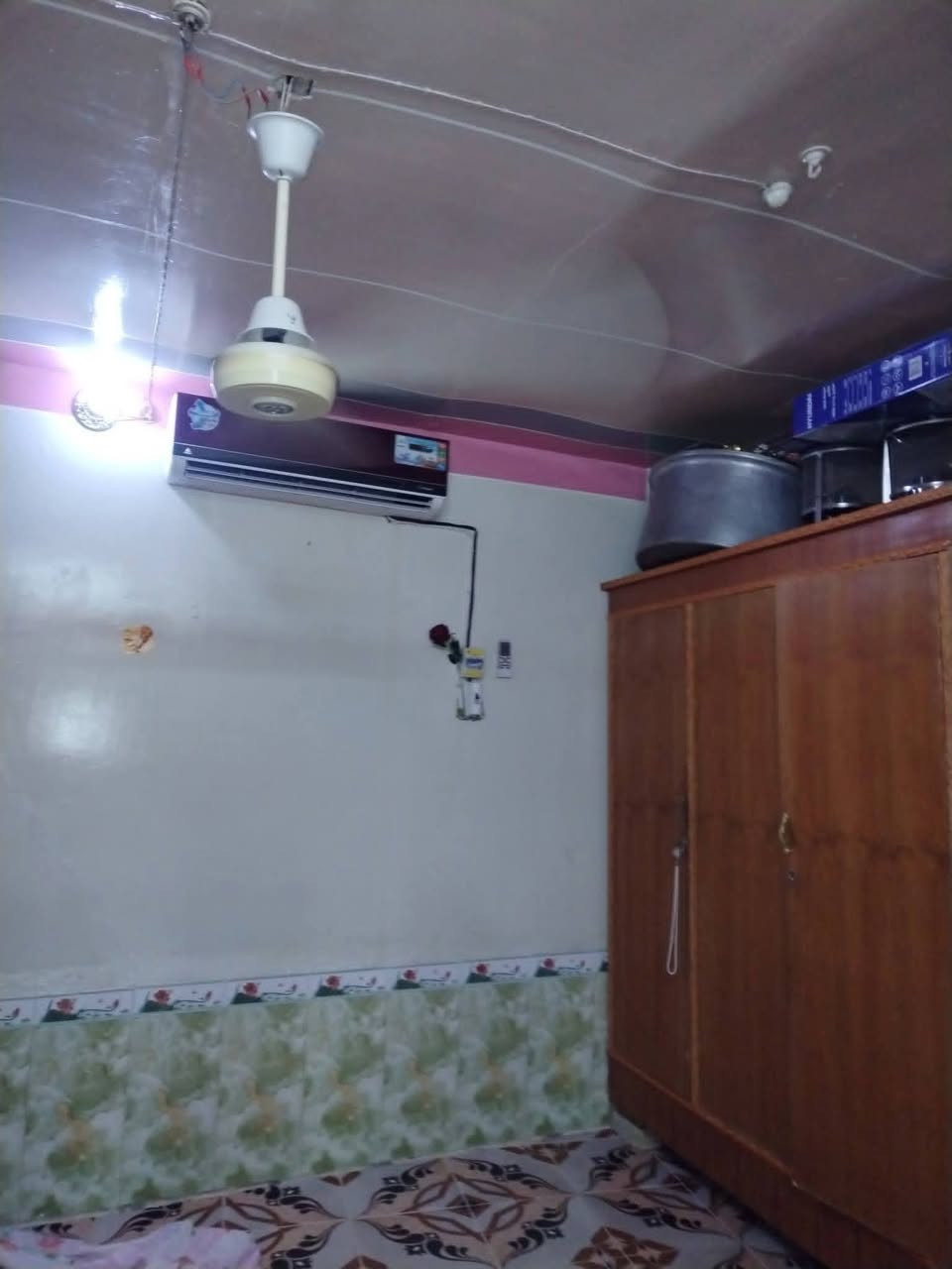 دار سكن للبيـــــــــع في #حي #السراي ٢٠٠متر 
بناء نظيف طابوق  قرب مدرسة رسل الرحمة 👇👇👇👇🗼🗼 #طابو #صرف 

غرفتين وصاله ومطبخ وصحيات واستقبال 👍👍

#السعر٦٥وبيةمجال💠💠
 
#اتصل*********** ☎️☎️☎️
