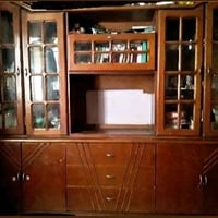 هذا بوفيه خشبي أنيق بتصميم كلاسيكي، يحتوي على عدة رفوف وزجاجيات مثالية...