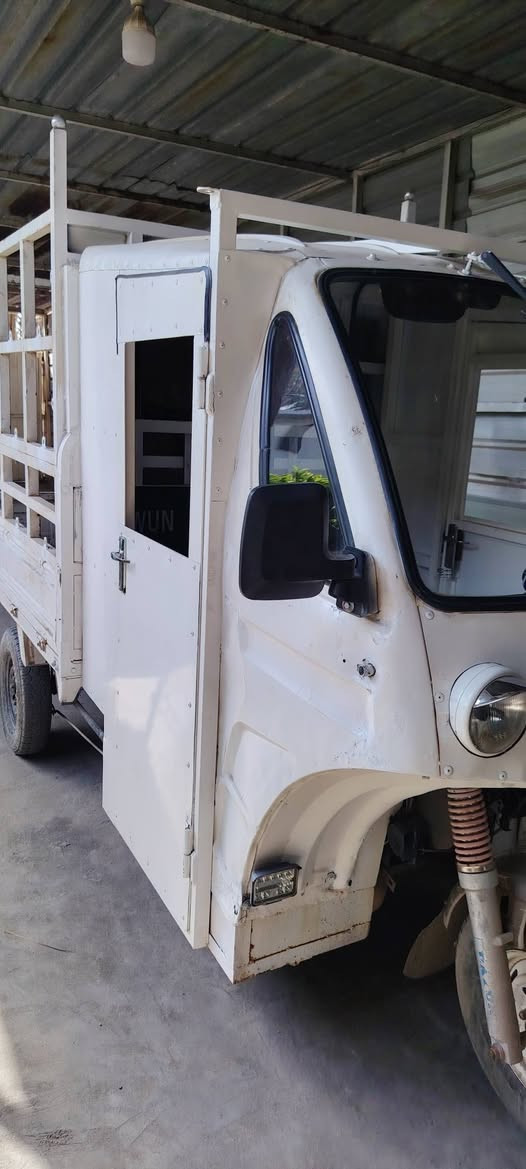 السلام عليكم،،، ستوتة للبيع،،،نوع دايوان  اوراق اصولية  موديل 2014 
اللون أبيض المحرك جمرة 150cc،،، الستوته شغاله 
السعر 1,800،،، 
مكاني الدورة ابو دشير رقمي ***********
