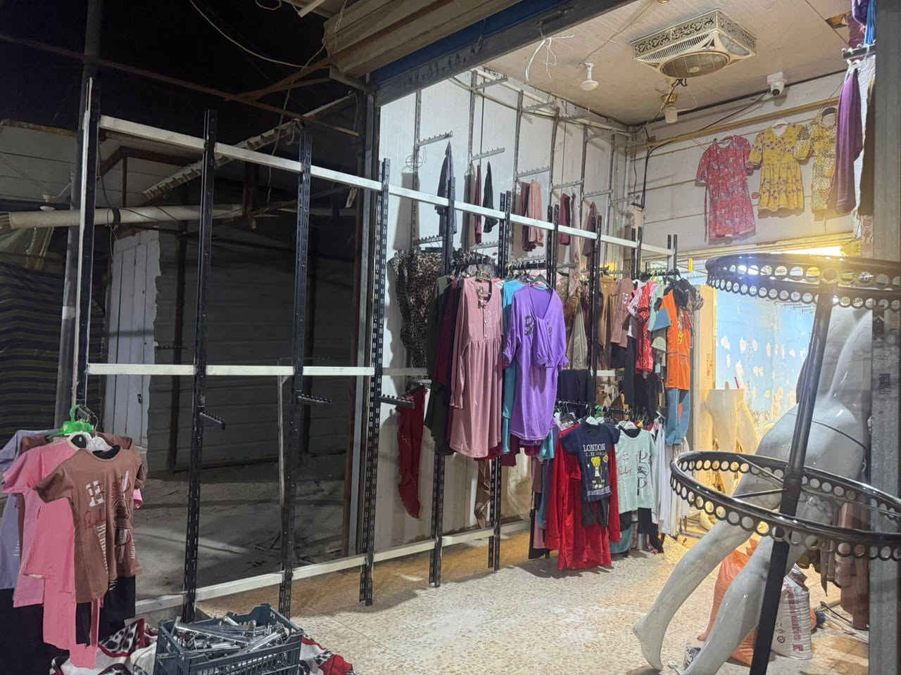 ستان حديد مدكوك سكك وجه وضهر لارتفاع مترين و ١٥ سم العرض ٤ متر يحتوي عل ٢٠ سكه وهاذ رقي ***********
