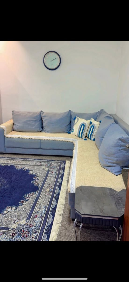 سلام عليكم
كورنر للبيع يفيد للمكانات الصغيره .. كامل مع الكوشات 
السعر ٣٥٠ 
المكان بغداد حي الجهاد .. للاتصال ***********
