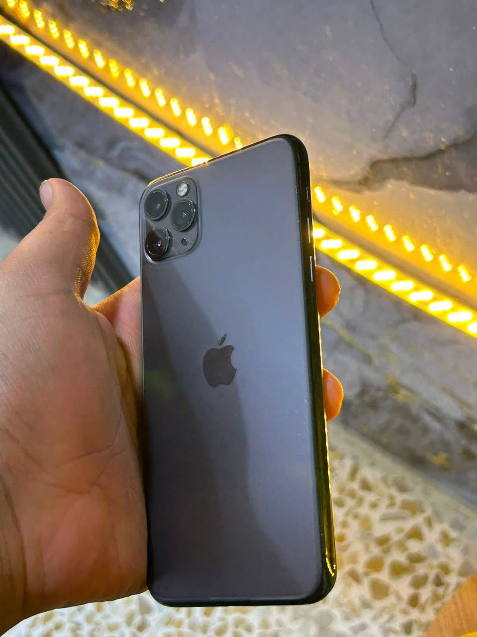 سلام عليكم 
iPhone 11 Pro Max 
ذاكرة 256
بطارية 100 قطارة شحن 
مبدل شاشة شرط GX اصلية 
فيس ايدي واكف 
تك سيم 
جهاز نضيف كدام العين
ما ناقصو اي شي كلو شغال 
بيع فقط
سعر 250 وبي مجال 
استفسار اكثير اتصل
***********
مكاني موصل ايسر
