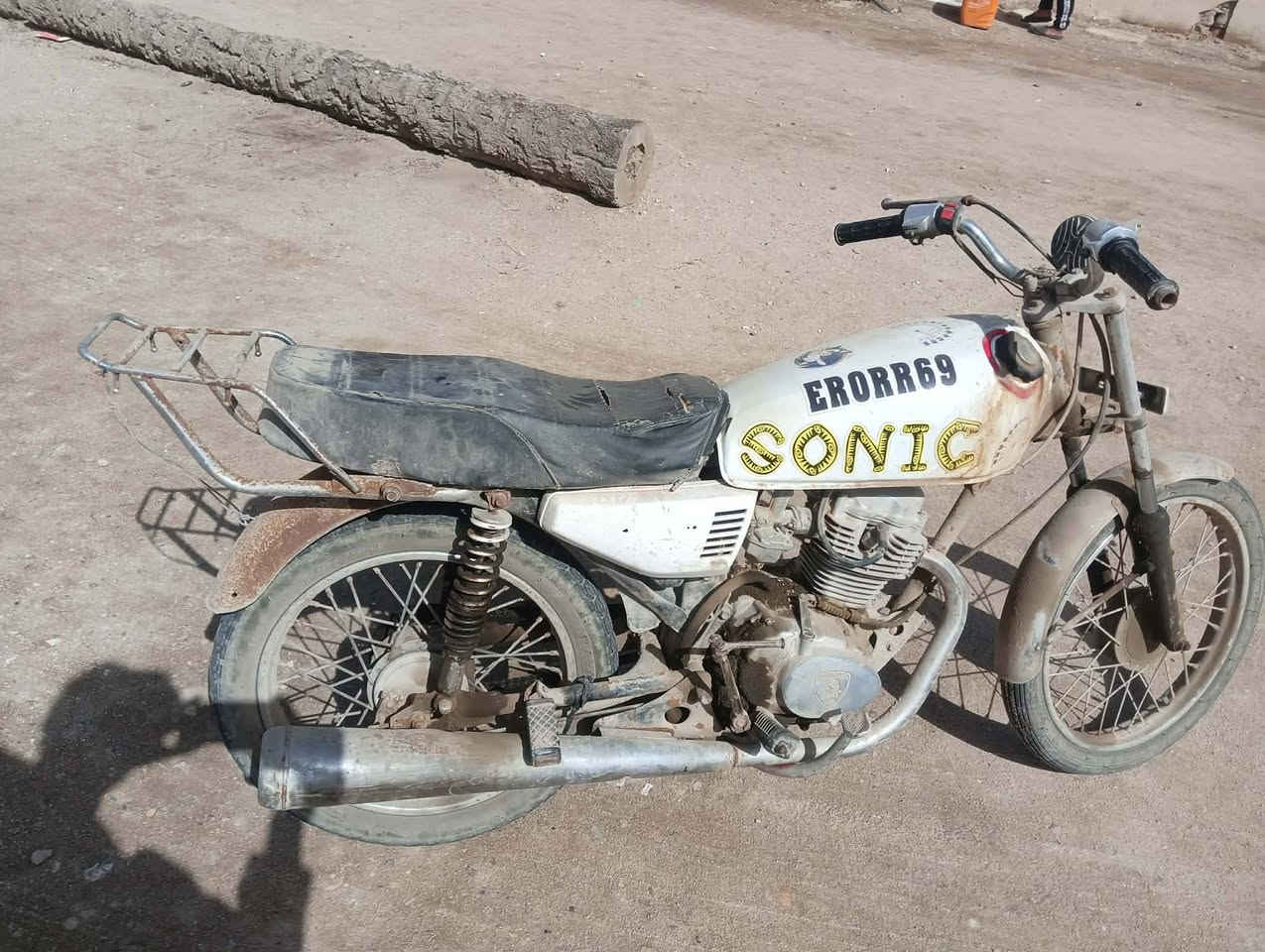 السلام عليكم دراجه 
بدون وراق مكاني سوق الشيوخ مكينه مامفتوحه 
كفله الك لا مال بوكه ولا اي شي  
ملاحظة دراجه متروكه صاله ١٠ تيم ماغسله  
السعر ٢٥٠ او بيه مجال *********** رقمي  بيه واتساب
