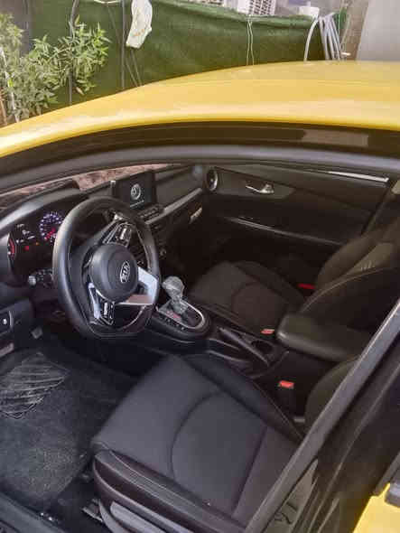 السلام عليكم 
كي فورتي للبيع موديل 2019 وارد كندي مكينه ٢٠٠٠٠ دوش حادث بالمنشور ** بدون أيرباك ** كيره At **رقم بغداد  
سياره جاهز صدر تايرات تبريد تدفئه 
مواصفات سياره ..        (( مكان سياره الدوره حي اسيا))
 تحكم ستيرن تدفئه بلكشنات رادر أمامي اشاير بلمري 
السعر 130 وبيه مجال رقمي ***********
