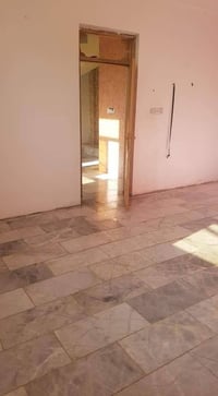 شقة للايجار تحتوي على غرفة نوم وصالة مطبخ مفتوح ع الصالة وصحيات العنوا...