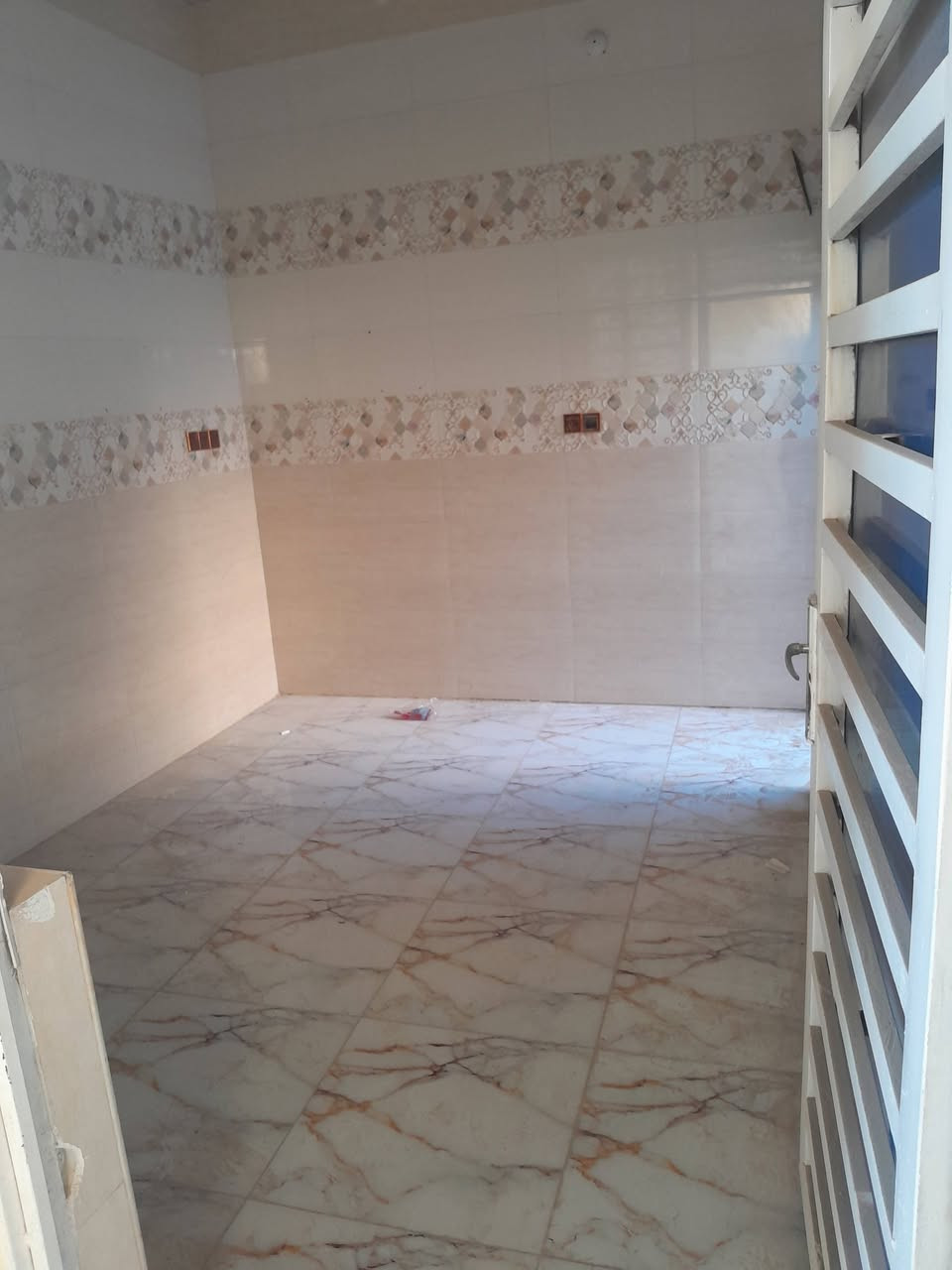 مكلف بلنشر بيت زراعي ركن للبيع مساحه 125غرفتين وصاله ومطبخ وصحيات وستقبال وطارمه جبيره بناء جديد بشارع مول الكوخ قرب أسواق الشيرازي البيت فارغ حاليآ السعر والتفاصيل خاص أو واتساب رجاء ***********
