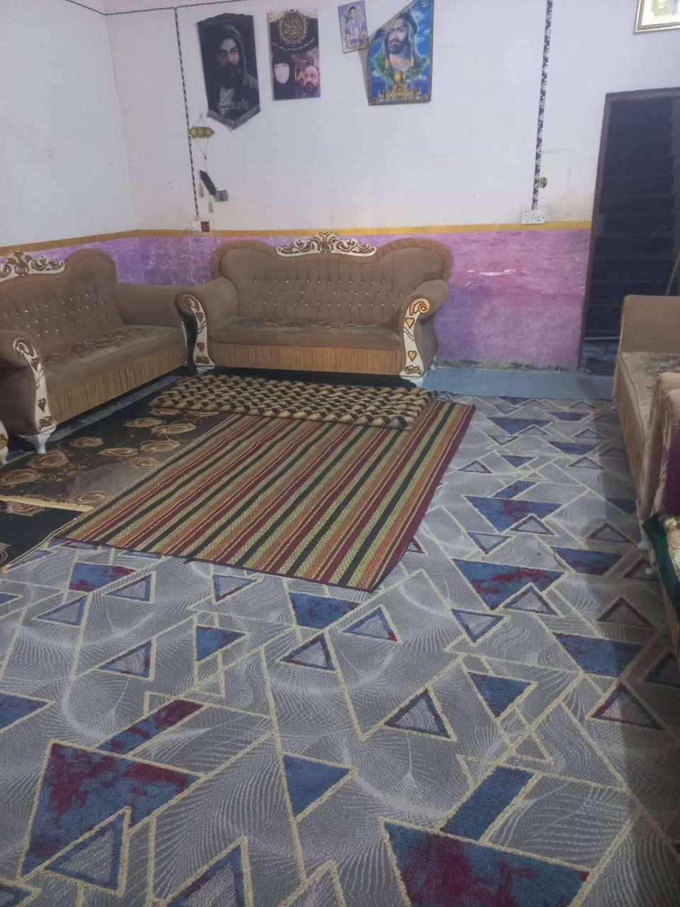 السلام عليكم ورحمه الله بيت زراعي مساحه 430 يحتوي على مضيف 8 4 صاله طعام 6*5 وغرفة  5*4ومطبخ 4*4 وحمام داخلي وصحيات خارجيه وسكف كونكريت والأرضية كاشي مي أسأله وكهرباء قريب على قريه بني عجيل بناءً حديث معروض 40مليون ***********
