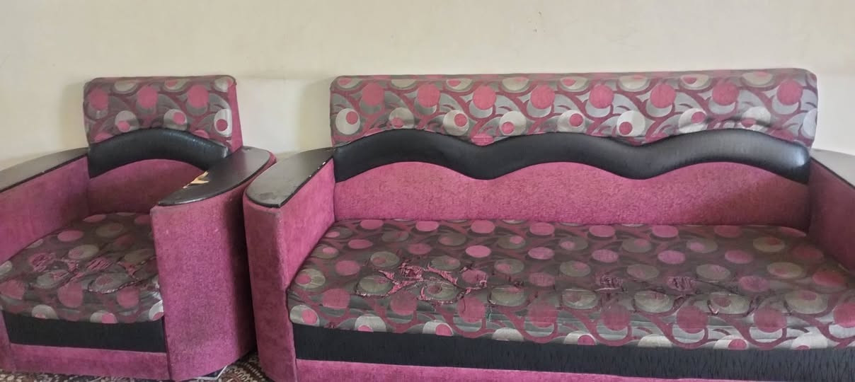 ✨ للبيع
 تخم خشب أصلي
بحالة جيدة ويحتاج فقط "دوشمة"
السعر: 150 ألف وبيها مجال ..
للأستفسار واتساب
***********
