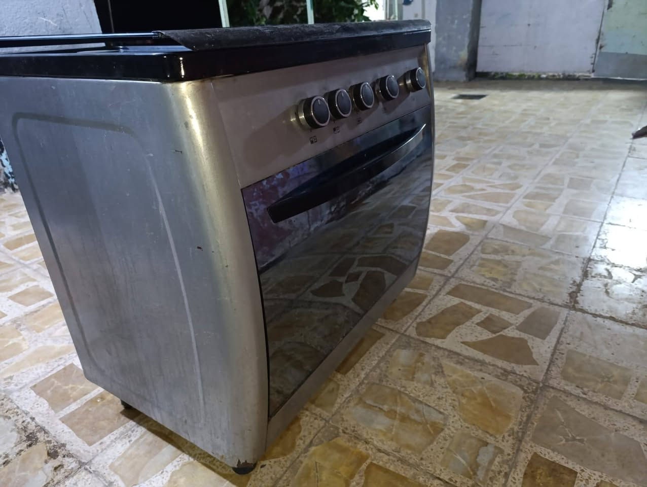 السلام عليكم طباخ للبيع 5مشاعل بدون فرن هوه نظامه هيج يجي بدون فرن عنوان بغداد الحسينيه الراشديه كراج الاسدي سعره 100 و بي مجال بسيط متواجد واتساب ***********
