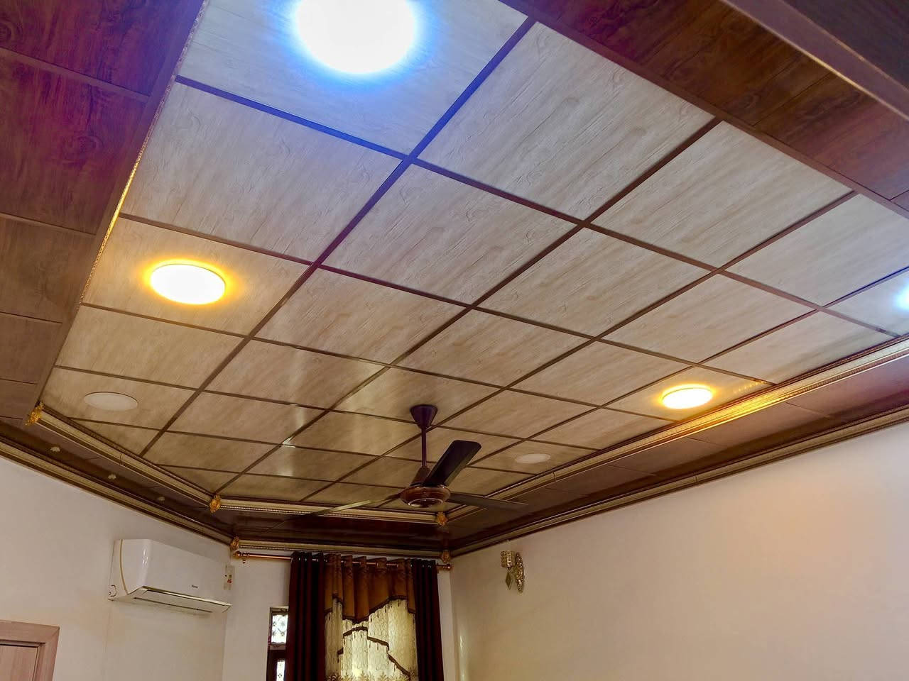 #يوجد دور عدد 2 للبيع في مجمع جنة تكريت ....200م
#الدور تم انشائها وفق المواصفات الهندسية .....
#لم...يتدخل كادر الشركة في بناء الدور .....
#تكفل صاحب البيت بالبناء وجلب الكوادر ...
#تم تغير في الدور من الداخل ...الخريطة ..بناء صحيات خارجية ...سقوف ثانوية ذو طابقين ...سيراميك درجة اولى .حديقة . كهربائيات أصلي درجة اولى ...
#الدور...واحد بالقرب من الثاني .(لصق) 
#الشراي بعد المعاينة أن شاء الله....
#للاتصال على الرقم التالي لمعرفة اي تفاصيل اخرى والسعر...
***********.
