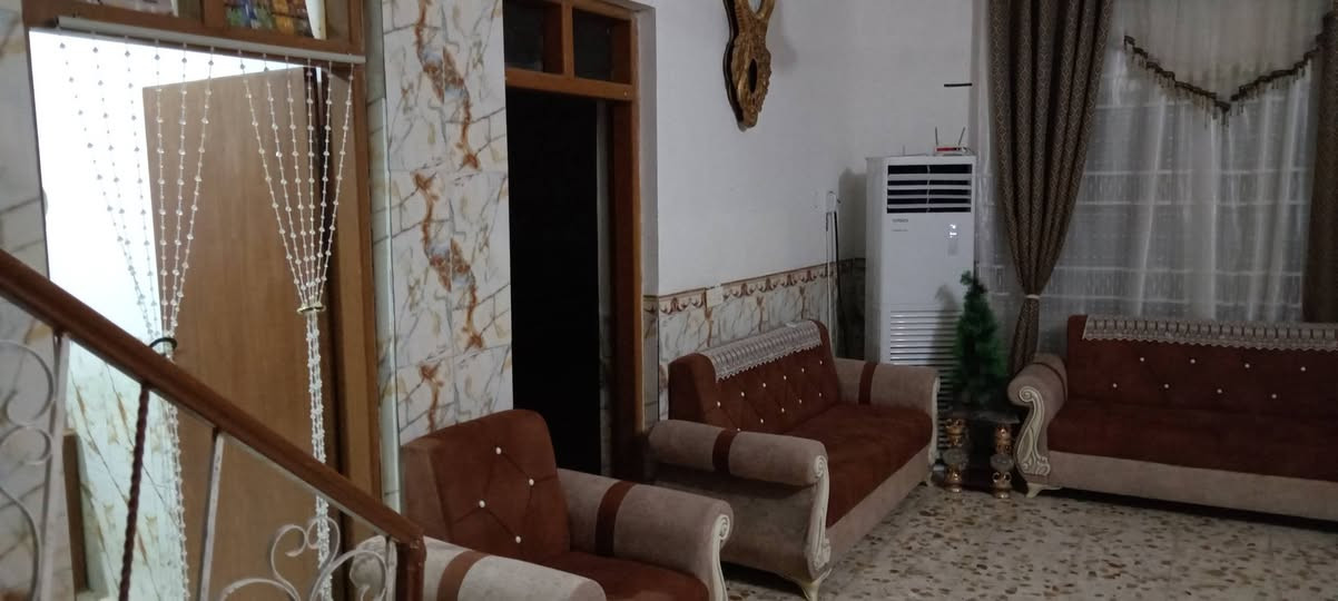 السلام عليكم.. 
للبيع دار سكن طابو زراعي حي الامير قرب ملعب هشام طريق قرية عطا الله مساحه 310م غرفتين نوم استقبال صاله مطبخ وهول بناء طابوگ سقف عكاده للاستفسار الاتصال ع الرقم ***********
