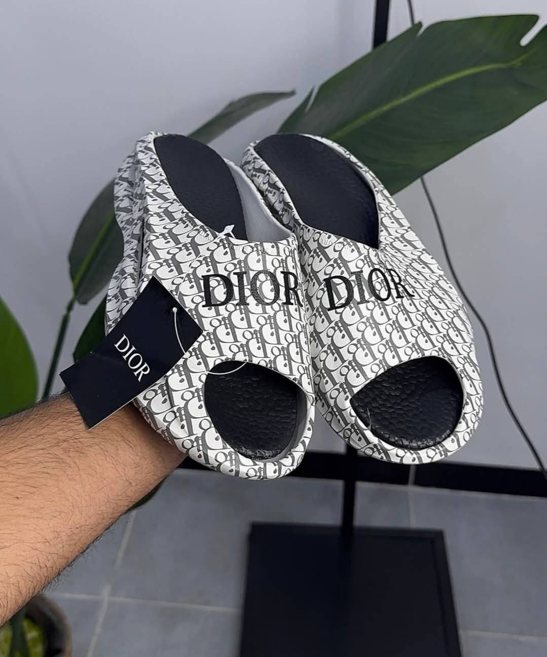 السلام عليكم
شلعه  100 زوج كل زوج داخل كارتونه كلهن ستندرات قياسات كامله
***********
