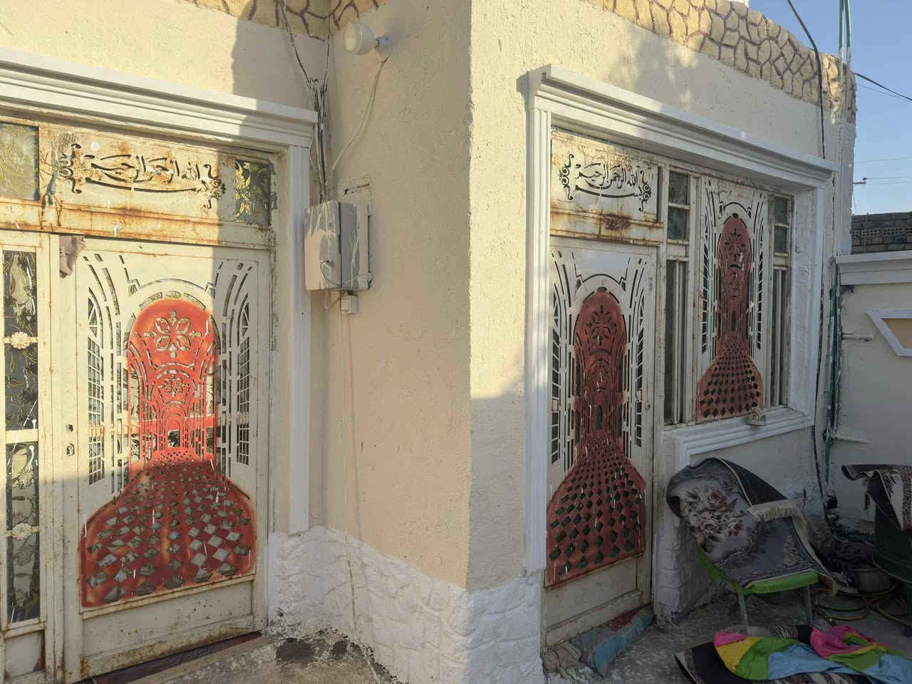 بيت زراعي للبيع المساحه 250 !!
يحتوي على غرفتين+مطبخ+استقبال+صحيات+ترك +حوش +مساحه فارغه للبناء !!
البناء جديد ديكورات جديده
تأسيس كهربائيات +مجاري تأسيس جديد
 بيت كامل بناء ماناقصه شي 

المكان الشطره منطقة اسليم مقابيل محطة وقود السرور 

السعر خااص البيع نقد + اقصاد
رقم المبايل ***********
