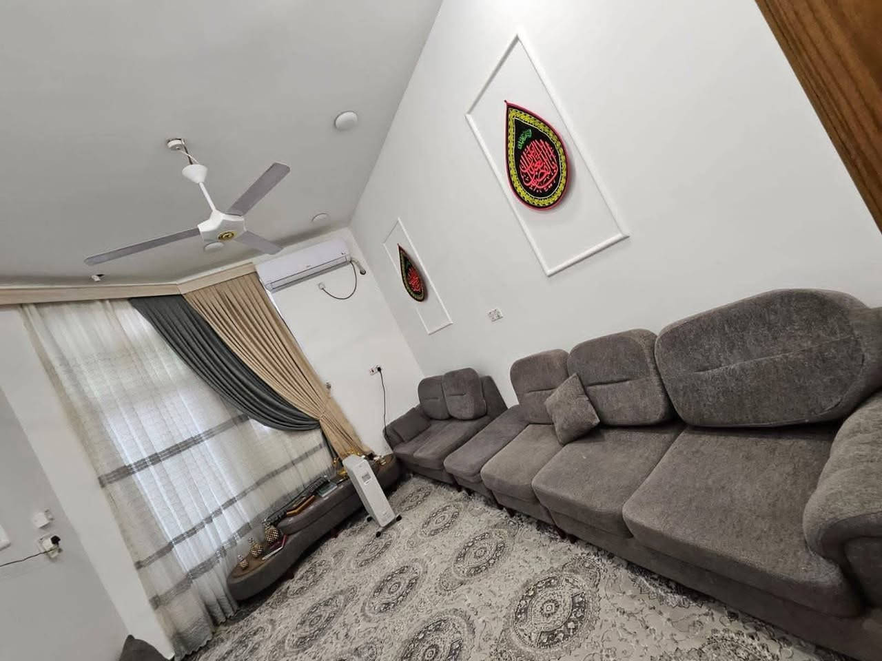 ألسلام عليكم : 
للبيع بيت في حي النفط زراعي إقرار محكمه  المساحه 83 متر مربع  البناء طابقين كونكريت حديث في ألطابق ألأرضي برانيه وصاله وصحيات داخليه وخارجيه وفي ألطابق ألأول غرفتين نوم مع ألملحقات  / السعر 55 مليون مع ألمجال ,,,, للجادين بألشراء ألتفضل بزيارة مكتب ألركن ألذهبي أو ألتواصل على أرقام ألمكتب :
***********   ---   ***********
