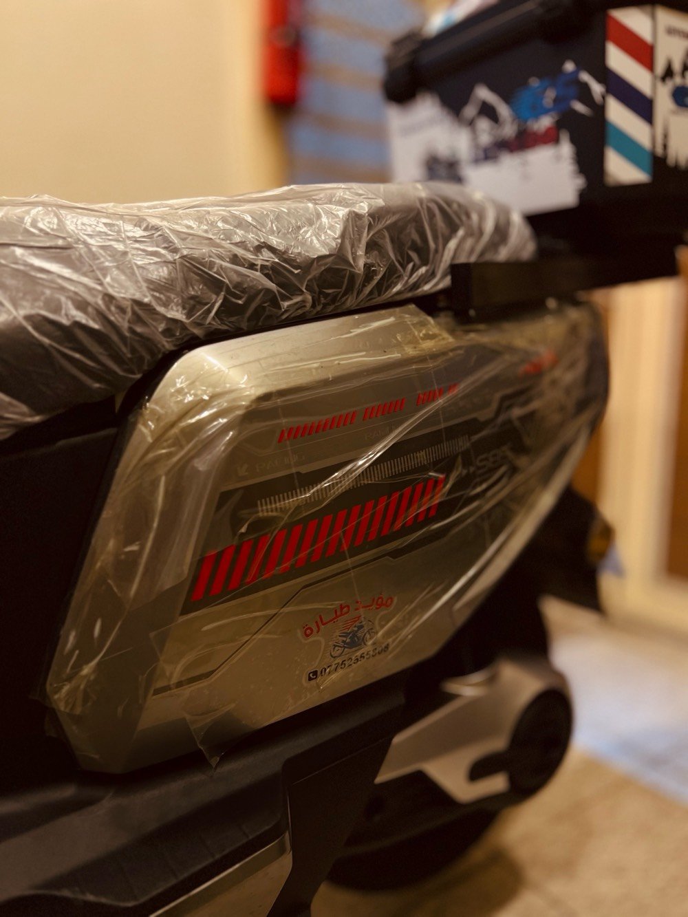 دراجة كهربائية جديدة، موديل حديث ومميز، لون فضي مع أضوية LED أنيقة توفر قيادة ليلية مريحة. تصميم مدمج وسهل التحريك في الشوارع الضيقة، مثالية للاستخدام داخل المدينة. تحتوي على صندوق خلفي كبير للتخزين.